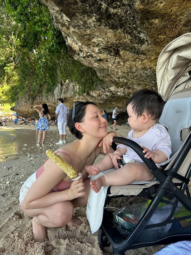 이유영은 자신의 딸과 함께한 근황을 SNS를 통해 공유하고 있다. 이유영 SNS 캡처