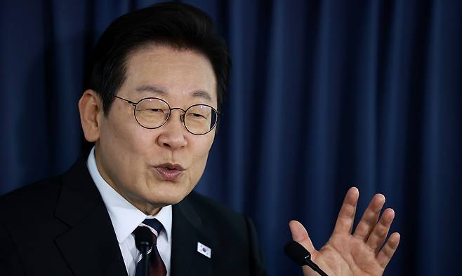 이재명 대통령이 24일(현지시간) 일본 도쿄 하네다공항 이륙 뒤 한미 정상회담을 위해 미국 워싱턴DC로 향하는 공군 1호기 기내에서 기자간담회를 하고 있다. 연합뉴스