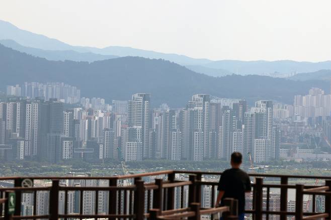 서울 시내 아파트 전경. 상위 20% 아파트 평균가격이 14억원을 돌파하며 양극화가 심화되고 있다.&nbsp;뉴스1