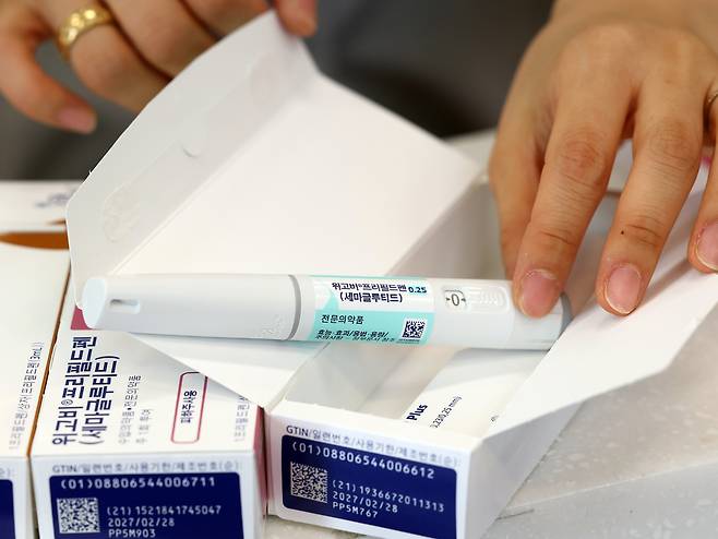 서울의 한 약국에서 약사가 입고된 비만치료제 ‘위고비’를 정리하고 있다. 지난해 10월 국내 출시된 뒤 올해 6월까지 약 40만건 처방이 이뤄진 것으로 나타났다. 뉴스1