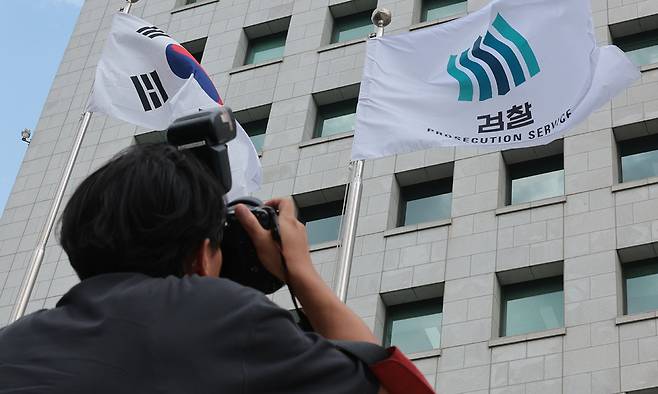 12·3 비상계엄 관련 내란·외환 의혹을 수사하는 조은석 특별검사팀이 심우정 전 검찰총장과 박성재 전 법무부 장관에 대한 강제 수사에 나선 25일 서울 서초구 대검찰청에서 취재진이 취재를 하고 있다. 연합뉴스
