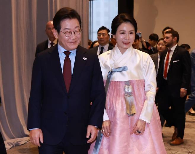 동포 만찬 간담회 입장하는 이재명 대통령 부부 - 이재명 대통령과 김혜경 여사가 24일(현지시간) 미국 워싱턴DC의 한 호텔에서 열린 동포 만찬 간담회에 입장하고 있다.  워싱턴DC 연합뉴스