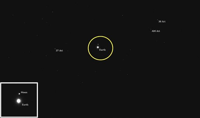 프시케 탐사선이 촬영한 지구와 달(원안). NASA/JPL-Caltech/ASU