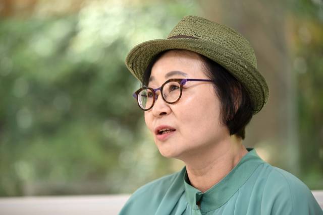 이강미 날개물류 대표가 22일 경기 파주시 은송문학관에서 진행된 서울경제신문과의 인터뷰에서 최근 출간한 에세이집 ‘간절함은 인생의 날개다’에 대해 설명하고 있다. 파주=조태형 기자