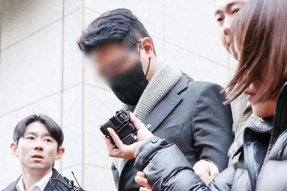 배우 고(故) 이선균 씨를 협박한 유흥업소 실장에게 마약을 제공한 혐의를 받는 현직 의사. 뉴스1