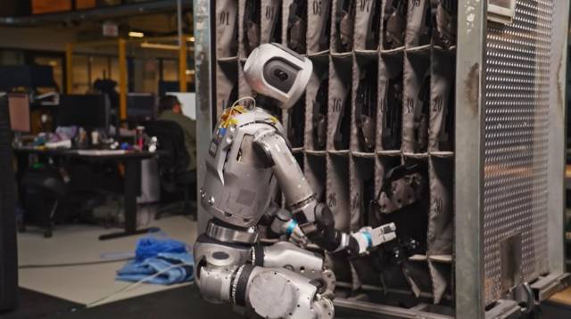 현대자동차그룹 로봇 전문 계열사 보스턴다이내믹스의 ‘올 뉴 아틀라스’가 엔진 커버를 골라 지정 자리로 옮기는 훈련을 하고 있다. 보스턴다이내믹스 영상 캡처