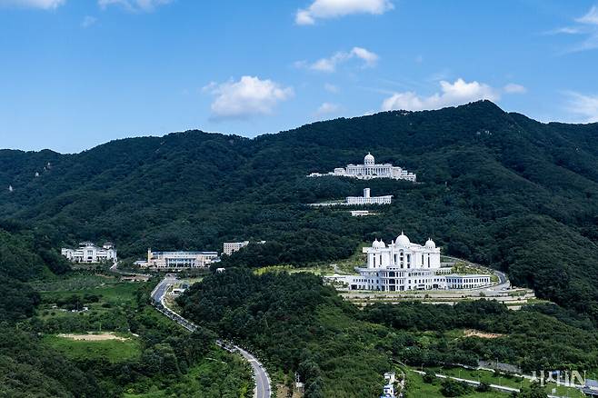 경기도 가평군 설악면에 위치한 통일교 본산. 오른쪽 아래 거대한 건물이 2023년에 준공한 천원궁이다. ⓒ시사IN 박미소