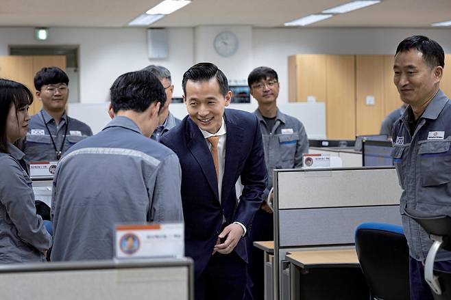 김동관 부회장이 한화오션 거제사업장을 방문해 직원들과 인사를 나누고 있다. ⓒ한화 제공