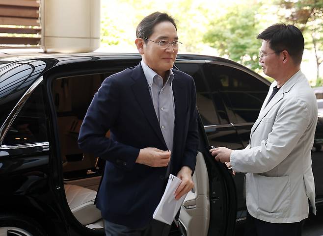 이재용 삼성전자 회장이 오는 25일(현지 시각) 미국 워싱턴DC에서 열리는 한미정상회담의 경제사절단에 동행하기 위해 지난 24일 서울 강서구 서울김포비즈니스항공센터를 통해 출국하고 있다. ⓒ연합뉴스