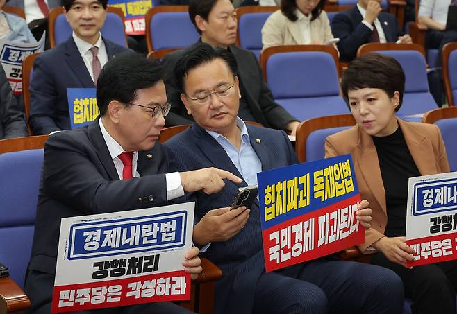국민의힘의 송언석 비상대책위원장 겸 원내대표(왼쪽)와 유상범 원내수석부대표(중간)가 8월25일 서울 여의도 국회에서 열린 의원총회에 참석해 대화를 나누고 있다. ⓒ연합뉴스