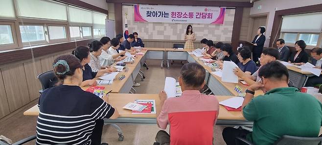 NH농협은행 울산본부(본부장 백창훈)는 25일 울산광역시자치경찰위원회와 약사동 통장 및 주민 20여명을 대상으로 '민생침해 전자금융사기(피싱)피해 예방'현장 교육을 실시했다. ⓒ울산농협