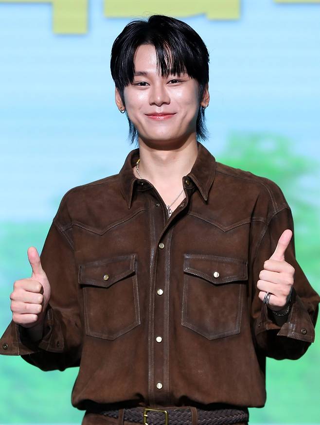 [서울=뉴시스] 김혜진 기자 = 배우 차우민이 25일 오전 서울 마포구 호텔 나루에서 열린 넷플릭스 영화 ‘고백의 역사’ 제작발표회에서 포즈를 취하고 있다.  넷플릭스 영화 ‘고백의 역사’는 1998년, 열아홉 소녀 박세리(신은수)가 일생일대의 고백을 앞두고 평생의 콤플렉스인 악성 곱슬머리를 펴기 위한 작전을 계획하던 중 전학생 한윤석(공명)과 얽히며 벌어지는 청춘 로맨스. 오는 29일 공개. 2025.08.25. jini@newsis.com