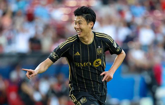 LAFC 손흥민이 24일 MLS 댈러스전에서 프리킥으로 선제골을 넣은 뒤 기뻐하고 있다. Imagn Images연합뉴스