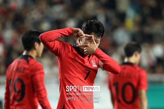 ▲ 차범근 전 대표팀 감독과 더불어 한국 축구가 배출한 역대 최고 공격수로 꼽히는 손흥민(사진)은 2018년 9월 코스타리카와 평가전서부터 성인 대표팀 주장을 맡아 '최장수 캡틴'으로 활약 중이다. 앞서 2018 자카르타·팔렘방 아시안게임에서 23세 이하 대표팀 주장으로 선임돼 자국 금메달 획득에 앞장섰다. 이후 그는 같은 해 9월 A대표팀 지휘봉을 잡은 파울루 벤투 전 감독 체제에서 기성용의 뒤를 이어 캡틴 완장을 물려받았다. 손흥민은 2022 카타르 월드컵에서 12년 만에 한국의 원정 16강행을 이끌어 캡틴으로도 적지 않은 유산을 남겼다.