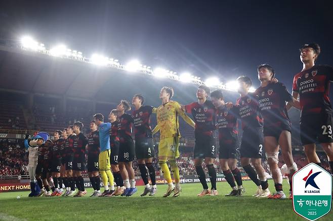 포항 스틸러스 선수들이 24일 포항 스틸야드에서 열린 전북 현대전 승리 후 팬들과 세리머니를 하고 있다. /사진=한국프로축구연맹 제공