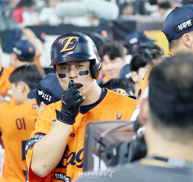 [영상]중계카메라를 향해 '내사랑을 한화팬들에 꼭 전해주오' 역전투런홈런 노시환