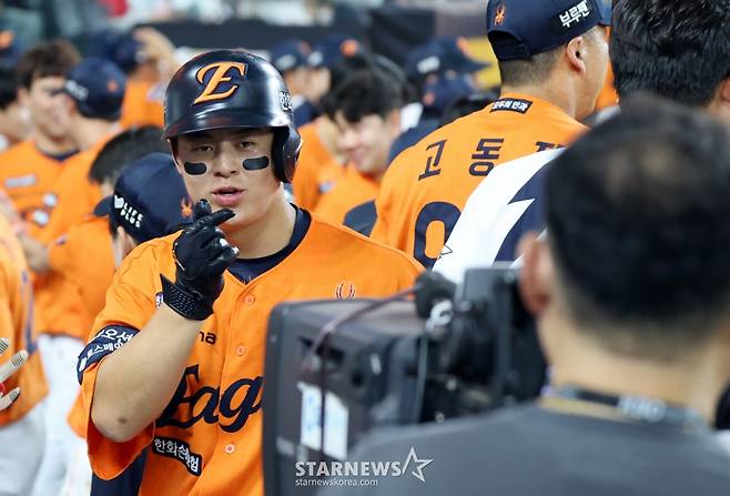 [영상]중계카메라를 향해 '내사랑을 한화팬들에 꼭 전해주오' 역전투런홈런 노시환