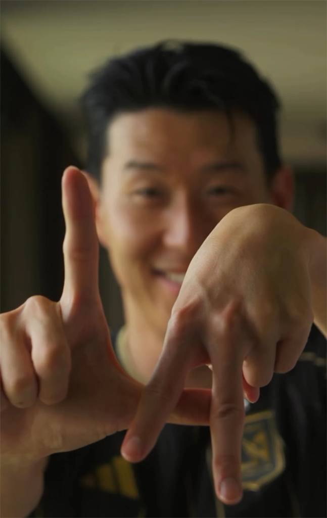 지난 7일 로스앤젤레스(LA)FC 입단식에서 공개된 영상에서 찰칵 세리머니 이후 손으로 'LA'를 그리는 새로운 세리머니를 예고했던 손흥민. /사진=LAFC SNS 캡