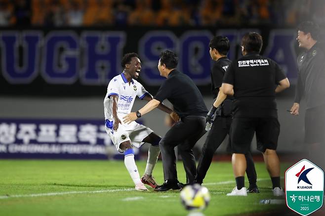 인천 유나이티드 제르소가 24일 청주종합운동장에서 열린 충북청주전에서 골을 넣은 뒤 윤정환 인천 감독과 기뻐하고 있다. /사진=한국프로축구연맹 제공