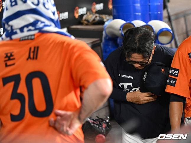 폰세(왼쪽)가 투구를 마치고 내려가자 더그아웃에서 양상문 투수 코치가 고개를 숙여 재치 있게 칭찬을 보내고 있다.