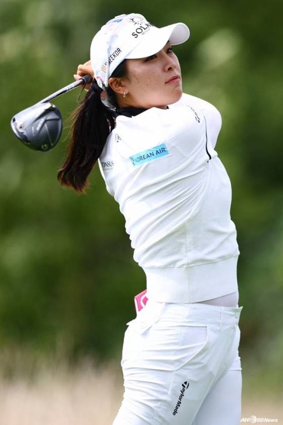 지난 22일(한국시간) 캐나다 온타리오주 미시소가의 골프&컨트리클럽(파71)에서 열린 CPKC 여자 오픈 1라운드 중 윤이나. /AFPBBNews=뉴스1