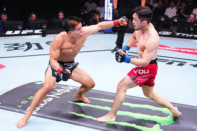 샤오롱(왼쪽)과 유수영의 경기 중. /사진=UFC 공식 제공