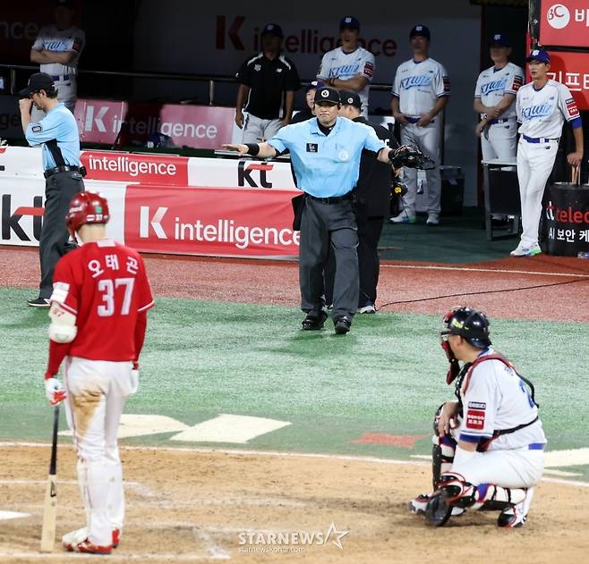지난 19일 수원 SSG-KT전 8회초 SSG 오태곤(왼쪽)의 체크 스윙 비디오 판독에서 심판진이 원심대로 노 스윙을 선언하고 있다. /사진=강영조 선임기자