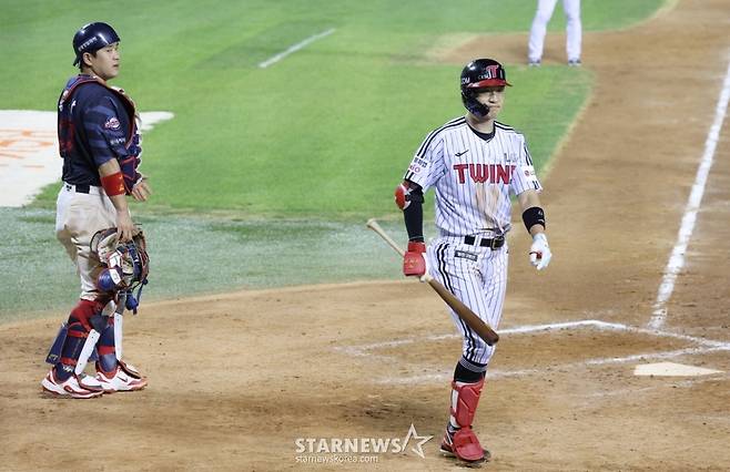 LG 박해민(오른쪽)이 21일 잠실 롯데전에서 7회말 체크 스윙 판독 결과 삼진이 확정되자 더그아웃으로 돌아가고 있다. /사진=김진경 대기자