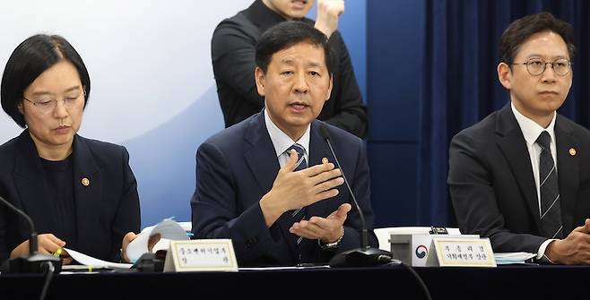 구윤철 경제부총리 겸 기획재정부 장관이 지난 8월 22일 오후 서울 종로구 정부서울청사에서 열린 새정부 경제성장 전략 관계 부처 합동 브리핑에서 취재진의 질문에 답변하고 있다. [사진 | 뉴시스]