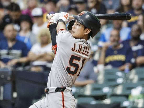 샌프란시스코 자이언츠 외야수 이정후가 25일 밀워키 브루어스와 원정 경기에 1번 타자 중견수로 선발 출전해 4타수 1안타 1볼넷을 기록했다. 2경기 연속 안타에 성공한 이정후는 시즌 타율 0.259를 유지했다. 연합뉴스