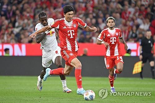 독일에서 축구 관련 최고 신뢰도를 확보하고 있는 전문지 '키커'가 24일(한국시간) 바이에른 뮌헨이 이적시장에 내놓았던 김민재를 더 이상 판매하지 않을 거라고 보도했다.&nbsp;매체는 '사우디아라비아로부터 비상식적인 제안이 오지 않는다면, 김민재는 뮌헨에서 계속 뛸 것'이라며 사실상 잔류한다고 전했다. 김민재는 뮌헨에서 세전 연봉 270억원을 받는 것으로 알려졌다. 사우디에서 거액 쾌척하는 구단 아니면 유럽에서 그의 연봉을 감당하는 새 구단 나오기가 쉽지 않다는 전망이다. 연합뉴스