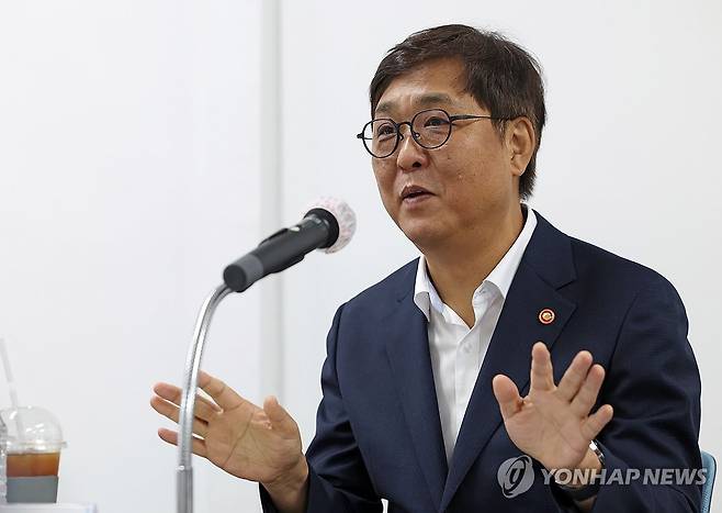 최휘영 장관, 영화계 소통 간담회 진행 (서울=연합뉴스) 최휘영 문화체육관광부 장관이 14일 서울 마포구 영화진흥위원회 영화교육지원센터에서 영화계 각 분야 관계자들과 만나 영화계 소통 간담회를 갖고 있다. 2025.8.14 [문화체육관광부 제공. 재판매 및 DB 금지] photo@yna.co.kr