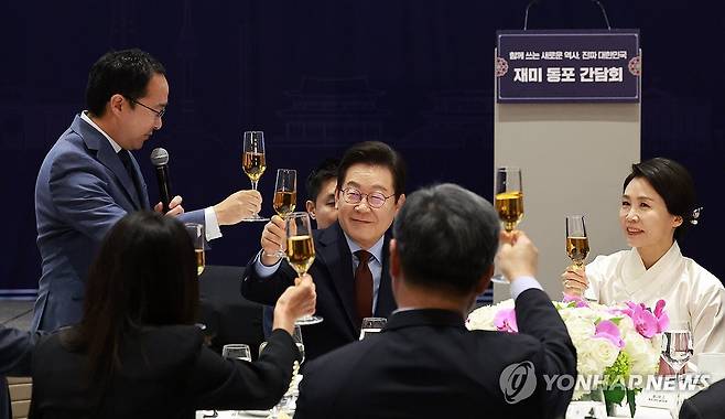 건배하는 이재명 대통령 (워싱턴=연합뉴스) 홍해인 기자 = 이재명 대통령이 24일(현지시간) 미국 워싱턴DC의 한 호텔에서 열린 동포 만찬 간담회에서 앤디 김 미국 상원의원과 건배하고 있다. 2025.8.25 hihong@yna.co.kr