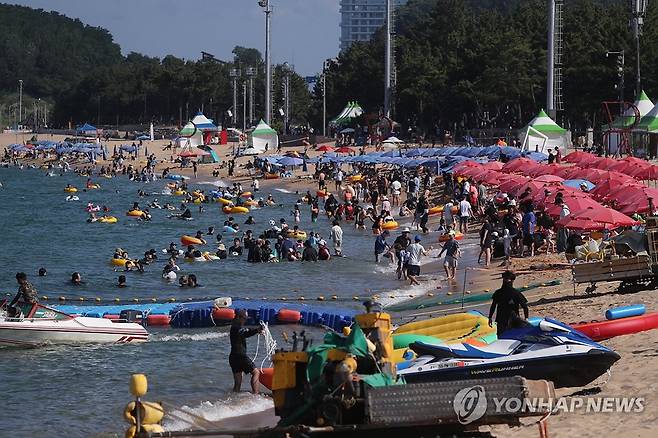 속초 해수욕장 북적북적 [연합뉴스 자료사진]