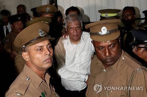 위크라메싱게 스리랑카 전 대통령(가운데) [로이터 연합뉴스. 재판매 및 DB 금지]
