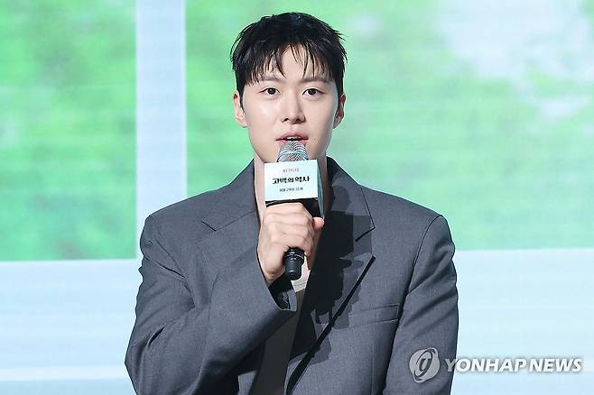 인사말하는 공명 (서울=연합뉴스) 강민지 기자 = 배우 공명이 25일 서울 마포구 호텔나루서울엠갤러리에서 열린 영화 '고백의 역사' 제작보고회에서 인사말을 하고 있다. 2025.8.25 mjkang@yna.co.kr