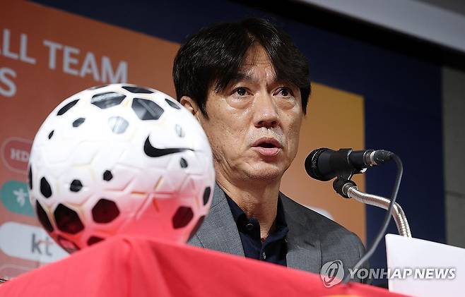9월 A매치 명단 발표하는 홍명보 감독 (서울=연합뉴스) 이동해 기자 = 홍명보 축구 국가대표팀 감독이 25일 오후 서울 종로구 축구회관에서 9월 A매치 2연전에 나설 대표팀 명단을 발표하고 있다. 2025.8.25 eastsea@yna.co.kr