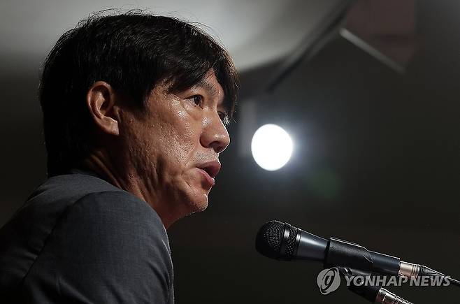 9월 A매치 명단 발표하는 홍명보 감독 (서울=연합뉴스) 이동해 기자 = 홍명보 축구 국가대표팀 감독이 25일 오후 서울 종로구 축구회관에서 9월 A매치 2연전에 나설 대표팀 명단을 발표하고 있다. 2025.8.25 eastsea@yna.co.kr