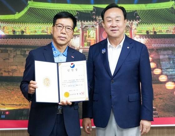 왼쪽부터 강석수 통영관광개발공사 신임 사장과 천영기 통영시장 [통영시 제공. 재판매 및 DB 금지]