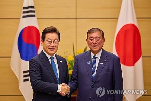 소인수회담 갖는 한일 정상 (도쿄=연합뉴스) 홍해인 기자 = 1박2일 일정으로 일본을 방문한 이재명 대통령이 23일 일본 도쿄 총리 관저에서 이시바 시게루 일본 총리와 한일 정상 소인수회담을 하며 악수하고 있다. 2025.8.24 [공동취재] hihong@yna.co.kr (끝)