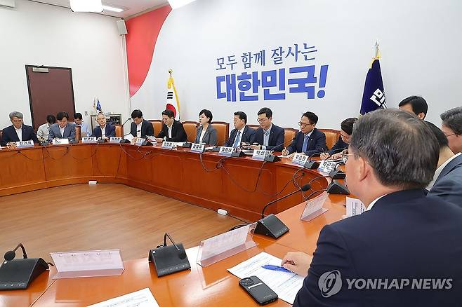민주당 3대특검 종합대응특위 (서울=연합뉴스) 류영석 기자 = 전현희 민주당 3대특검 종합대응특위 총괄위원장이 25일 서울 여의도 국회에서 열린 특위 전체회의에 참석해 발언하고 있다. 2025.8.25 ondol@yna.co.kr