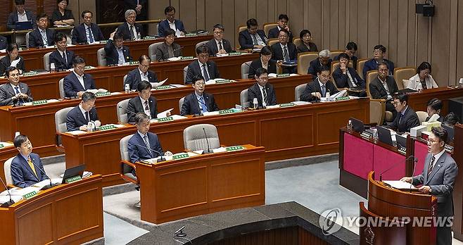 김민석 국무총리, 국회 예결위 전체회의에서 인사말 (서울=연합뉴스) 황광모 기자 = 김민석 국무총리가 25일 국회에서 열린 예산결산특별위원회 전체 회의에 출석해 인사말을 하고 있다. 2025.8.25 hkmpooh@yna.co.kr