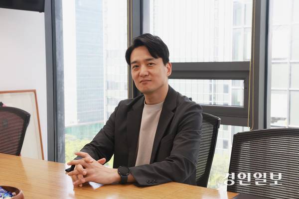 손수호 변호사가 지난 24일 서울 강남구 역삼동에 위치한 사무실에서 인터뷰에 응하고 있다. 2025.7.24 /선형탁 인턴PD miertak0829@kyeongin.com