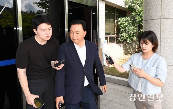 민간 사업자로부터 뇌물을 수수한 혐의를 받는 현직 경기도의원이 26일 구속 전 피의자 심문(영장실질심사)을 받기 위해 오후 안산시 단원구 수원지방법원 안산지원에 들어서고 있다. 2025.8.26 /최은성기자 ces7198@kyeongin.com