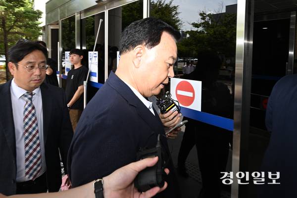 민간 사업자로부터 뇌물을 수수한 혐의를 받는 현직 경기도의원이 26일 구속 전 피의자 심문(영장실질심사)을 받기 위해 오후 안산시 단원구 수원지방법원 안산지원에 들어서고 있다. 2025.8.26 /최은성기자 ces7198@kyeongin.com