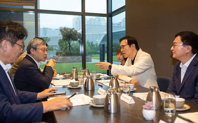 ▲ 임태희 교육감(오른쪽 가운데)이 정근식 서울특별시교육감, 도성훈 인천광역시교육감과 '2025년 제5회 수도권교육감 간담회'를 가졌다. /사진제공=경기도교육청