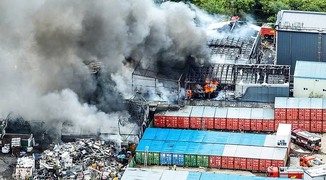 ▲ 26일 인천 서구 경서동 한 고물 보관창고에서 화재가 발생해 연기가 피어오르고 있다. 이 불은 약 5시간 만에 완전히 꺼졌고, 소방당국은 정확한 화재 원인과 재산 피해 등을 조사 중이다. /이호윤 기자 256@incheonilbo.com
