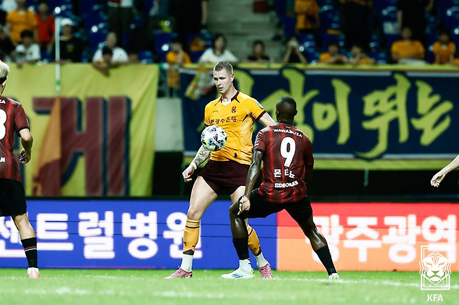 부천 몬타뇨(9번)와 광주 프리드욘슨이 볼다툼을 하고 있다. 사진=대한축구협회