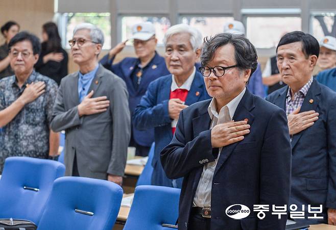 김호동 광복회 경기도지부장이 26일 오후 수원시 장안구 보육연구원에서 열린 광복 80주년 기념 학술회의에서 국민의례를 하고 있다. 임채운기자