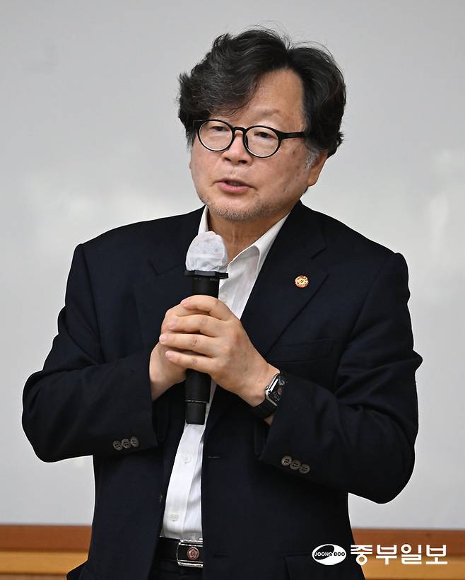 김호동 광복회 경기도지부장이 26일 오후 수원시 장안구 보육연구원에서 열린 광복 80주년 기념 학술회의에서 인사말을 하고 있다. 임채운기자
